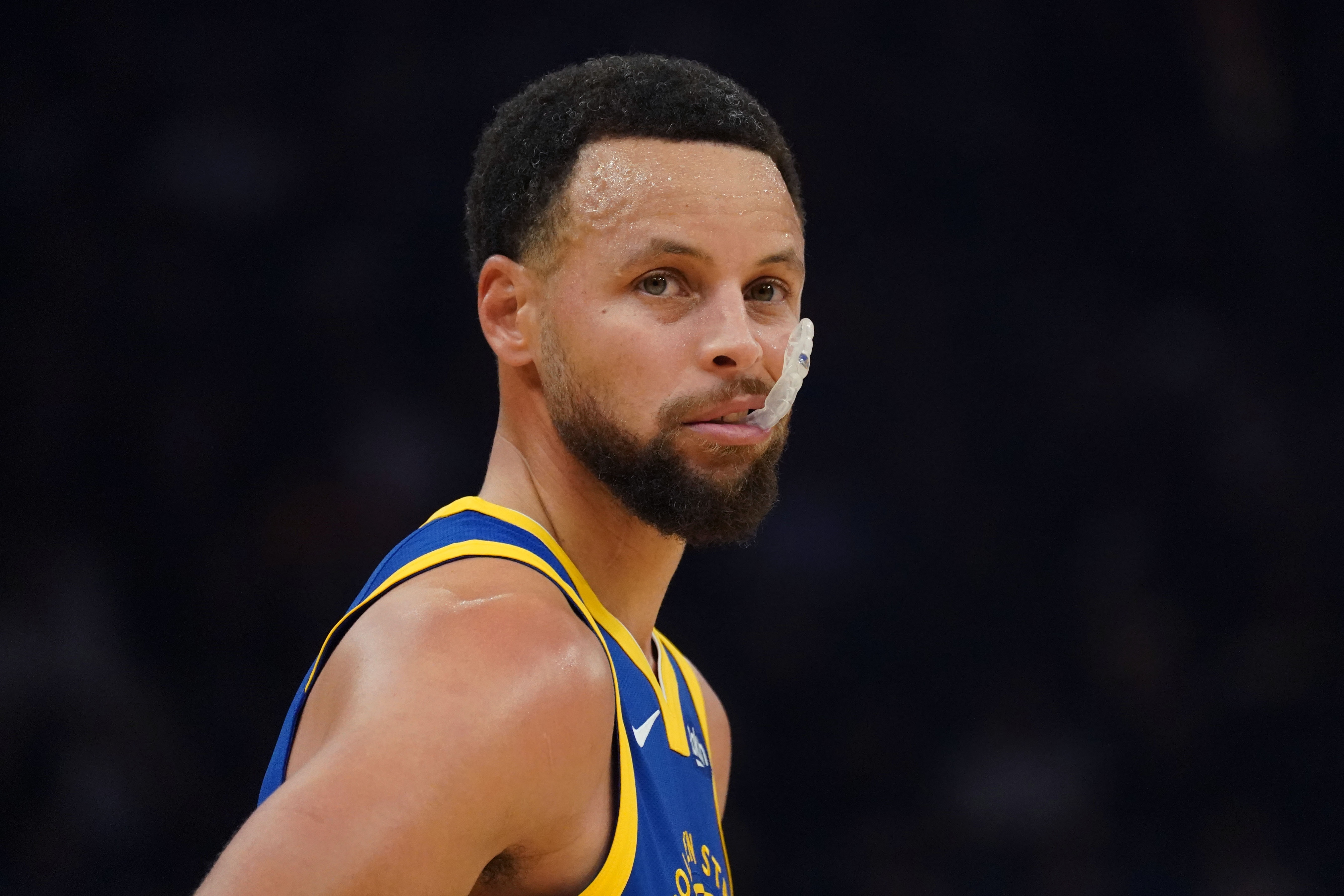 乐鱼-去年的今天：库里成为NBA季后赛历史第11位突破4000分的球员